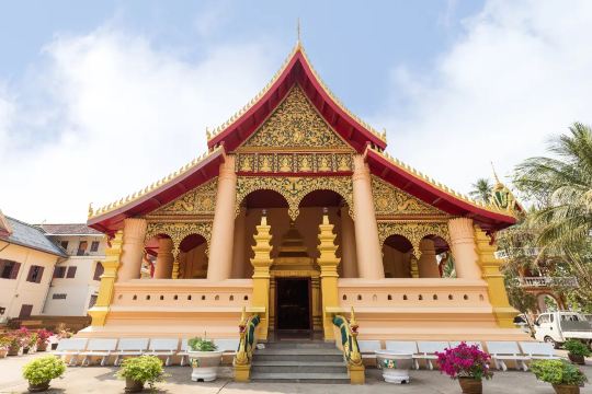 รวม 15 วัดในลาว 2569 สวยระดับโลก สายบุญ สายมู ห้ามพลาด | Trip.com