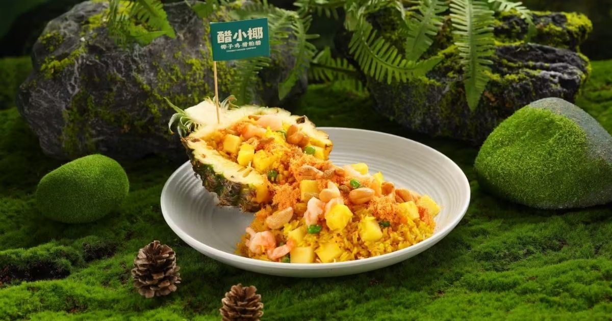Plato de comida tradicional de Sanya servido entre vegetación tropical.