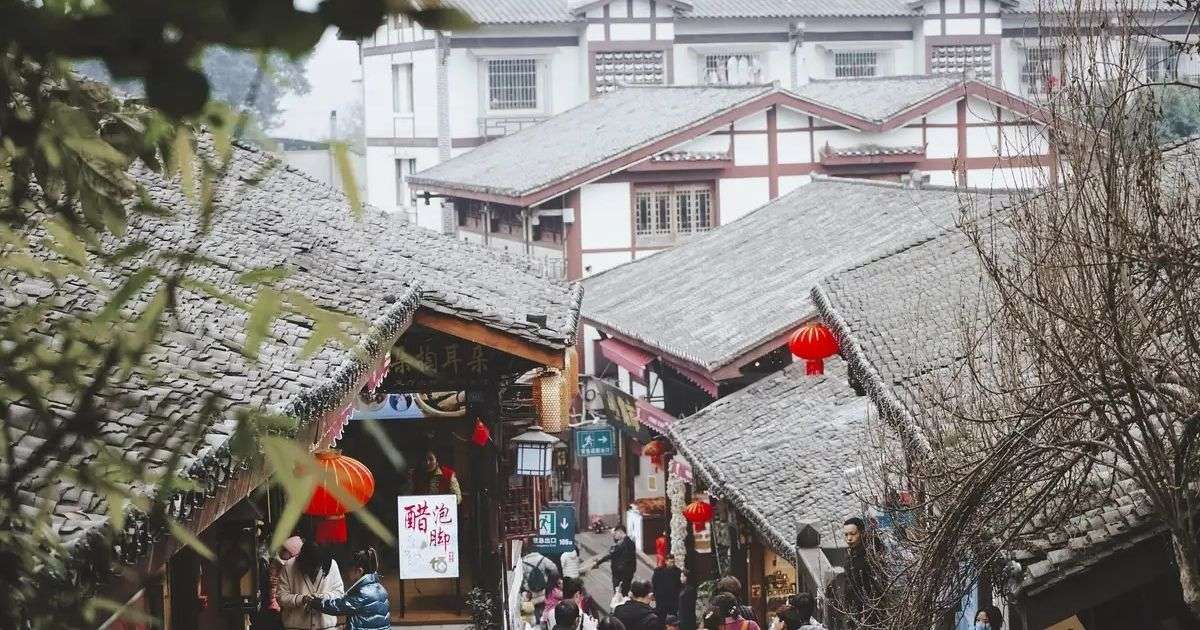 Calles tradicionales de Ciqikou en Chongqing, con comercios, faroles rojos y arquitectura histórica.