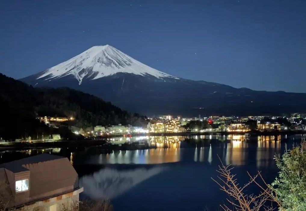 Majestic Mount Fuji overlooking Lake Kawaguchiko during a perfect day trip