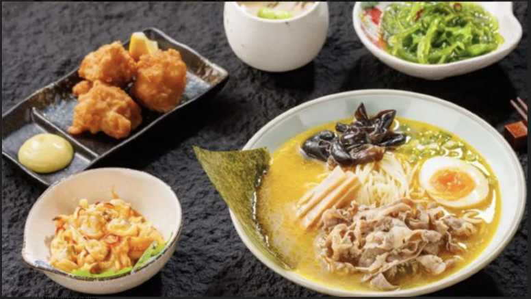 Dans les salons de l'aéroport CKG, différents plats traditionnels chinois sont servis