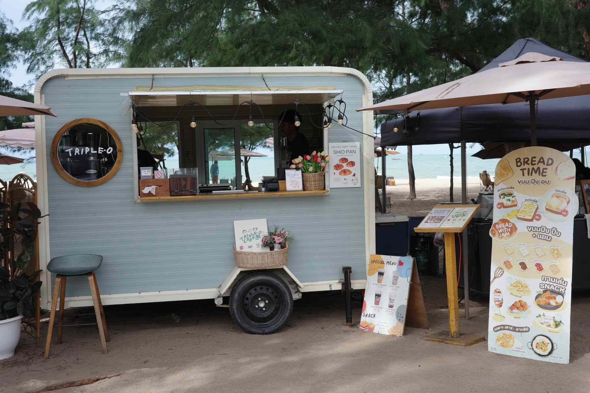 หน้าร้าน Triple O coffee ริมหาดแหลมเจริญ