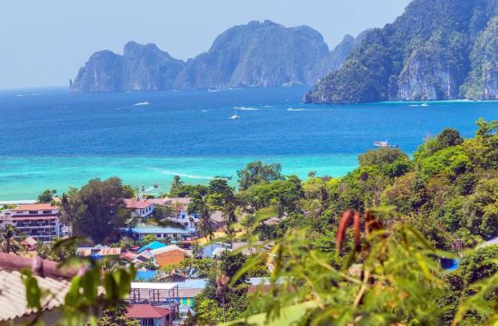 บรรยากาศท้องฟ้าสดใสในที่เที่ยวภูเก็ต
