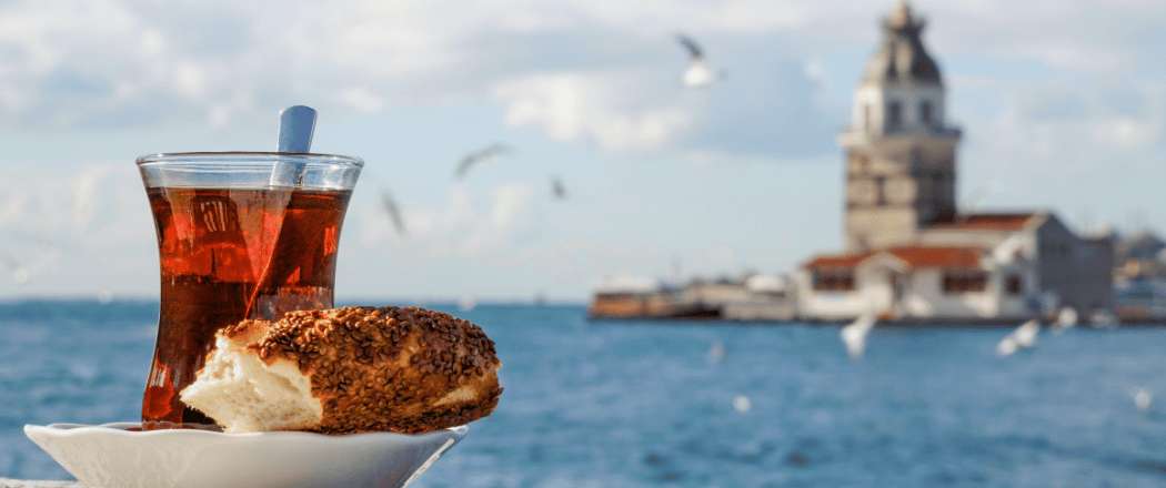 Tradizionale tè turco gustato al mattino lungo il Bosforo, con la Torre di Leandro sullo sfondo a Istanbul
