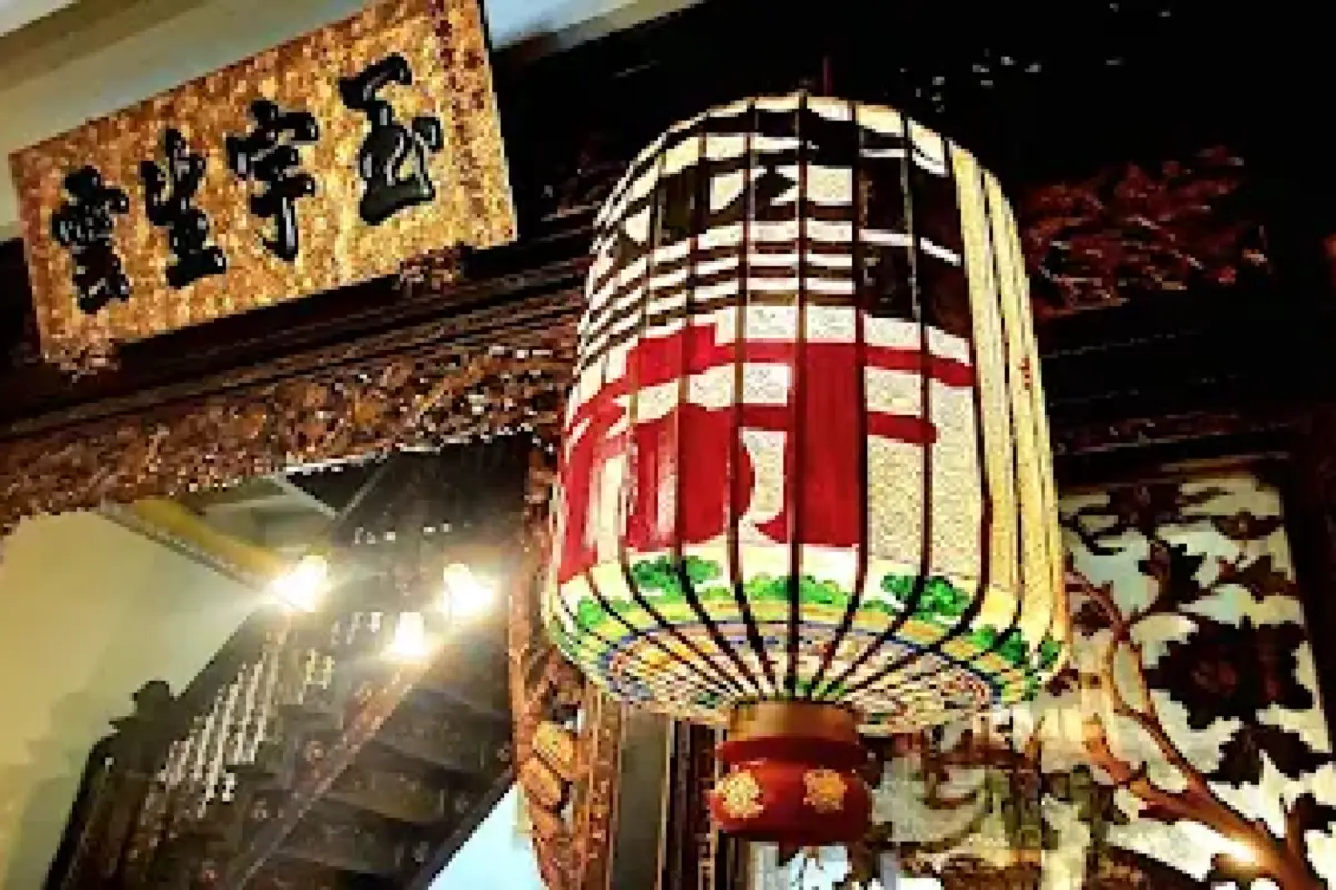 antique lantern at Baba & Nyonya Heritage Museum