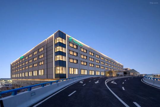 ด้านหน้าโรงแรม Holiday Inn Shanghai Pudong Airport