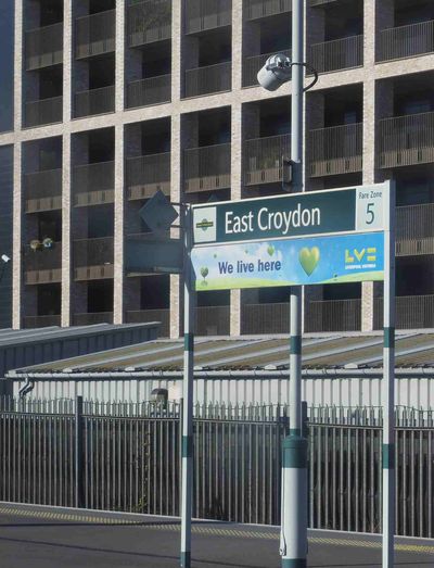 Tàu đi đến East Croydon