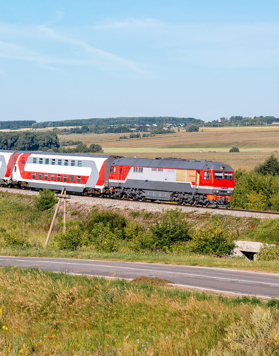 <h3 class="mb16">Treni Intercity</h3>
<p>I treni InterCity (IC) in Italia offrono 102 collegamenti con le principali città grandi e piccole, fornendo un'opzione di viaggio comoda e suggestiva. I passeggeri godono di una vista mozzafiato sulla costa tirrenica, sulle dolci colline e sulle pittoresche cittadine. Ben integrati con i treni regionali e ad alta velocità italiani, i treni IC offrono facili collegamenti con le altre principali città e regioni.</p>
<p>I treni IC offrono comodi posti a sedere sia in prima che in seconda classe, con servizi come aria condizionata, prese di corrente e aree bagagli e posti bici. Sebbene non siano veloci come i treni ad alta velocità, offrono tempi di percorrenza relativamente rapidi, soprattutto sulle tratte a media e lunga percorrenza.</p>
<p>Le principali tratte dei treni IC includono:</p>
<p><strong>Ferrovia tirrenica settentrionale:</strong> collega {Turin}, Milano e {Genoa} alle città costiere liguri e toscane, estendendosi fino a Roma, Napoli e Salerno.</p>
<p><strong>Ferrovia tirrenica meridionale:</strong> va da Roma alla Calabria e alla Sicilia, collegando città come Napoli e Reggio Calabria.</p>
<p><strong>Ferrovia adriatica:</strong> va da Milano e Bologna lungo la costa adriatica fino a Bari, Taranto e Lecce.</p>
<p><strong>Ferrovia siciliana:</strong> collega Roma con Messina, Siracusa e Palermo, collegando la terraferma con la Sicilia.</p>
<p><strong>Ferrovia ionica:</strong> collega Reggio Calabria con Taranto lungo la costa ionica del Sud Italia.</p>