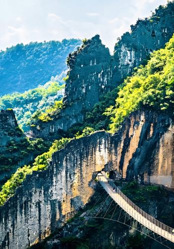 3日2晚 • 錯峰出行超多福利 滿6人升級9座保姆車「武陵山大裂谷＋816工程遺址＋長江空中纜車＋輕軌穿樓＋洪崖洞」樂享重慶之旅