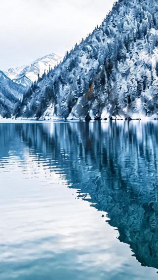 8D7N • Christmas Special · Jiuzhaigou + Chengdu Giant Panda Base + Sanxingdui + Leshan + Mount Emei: 5-diamond hotels & optional Jiuzhaigou VIP sightseeing bus, 1st-class rail and hotel upgrades