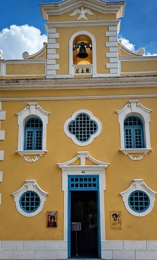 4D3N • Exquisite Hong and Macau small group tour & pure sightseeing discovery: Victoria Harbour + Ruins of Saint Paul's & handmade almond cake experience