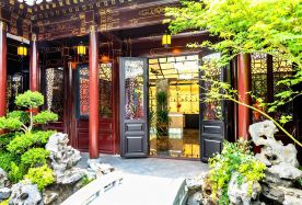 2 天1 晚 · 私人包團 · 京華特色客製遊：登慕田峪雄關，穿梭胡同邂逅老北京溫情 · VIP 一單一團，全程連住市區 4 鑽品牌飯店，位於 2、3 環位置，鄰近景點