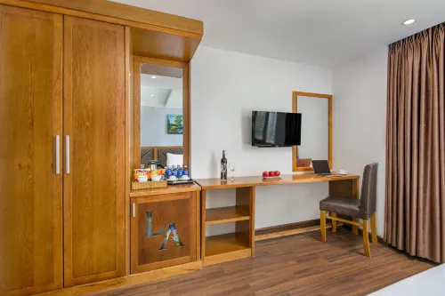 La Beach Hotel Kamar Photos