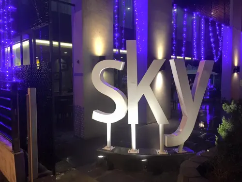 Sky Hotel Extérieur Photos