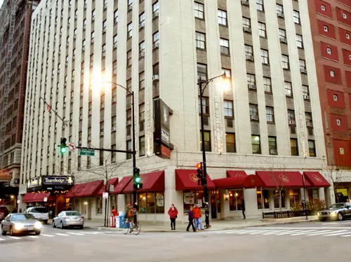 Travelodge by Wyndham Downtown Chicago Exterior Photos