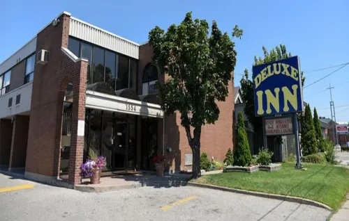 Deluxe Inn Extérieur Photos