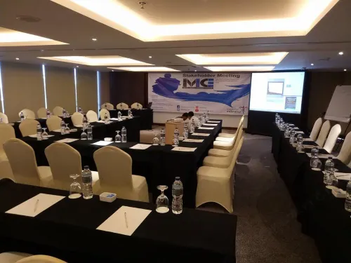 Louis Kienne Hotel Pandanaran Business Photos