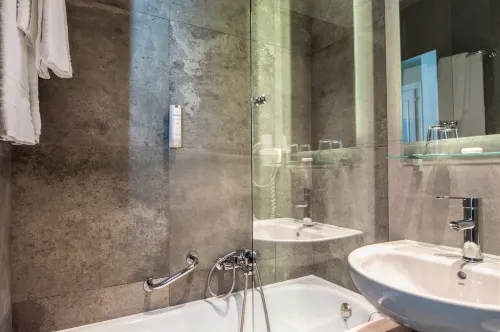 Drake Longchamp Rooms Photos