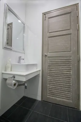 Hataara Kamar Photos