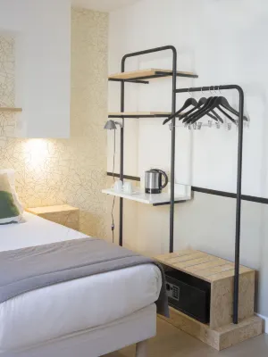Hotel Izzy Kamar Photos