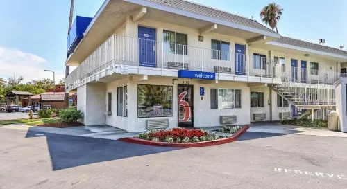Motel 6 Pleasanton, CA Exterior Photos