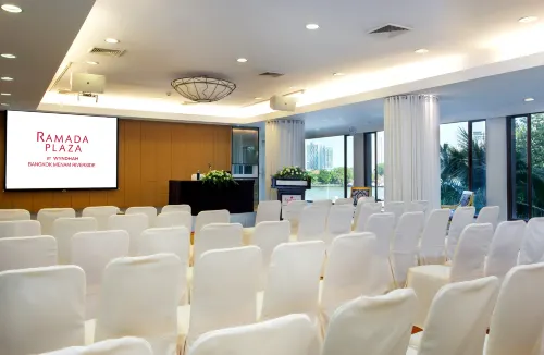 Ramada Plaza by Wyndham Bangkok Menam Riverside Business Facilities Photos