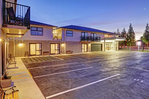 BKs Premier Motel Hamilton Exterior Photos