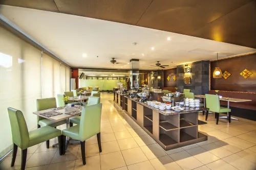 Grand Kuta Hotel and Residence Ăn uống Photos