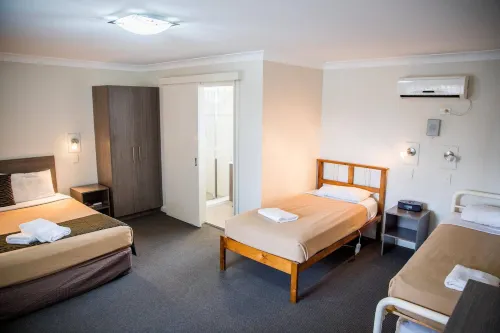Lilac City Motor Inn & Steakhouse Photos