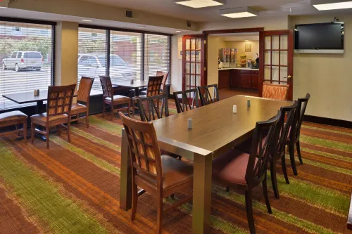 Days Inn by Wyndham Newark Wilmington Restauration Photos