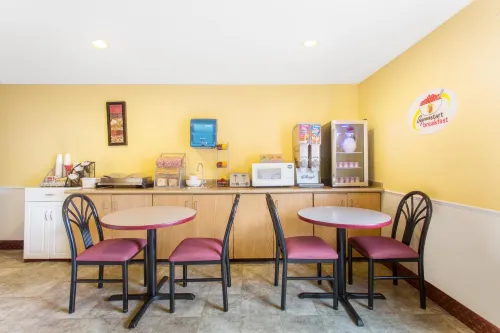 Super 8 by Wyndham Elko Dining Photos