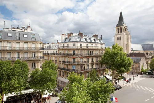 Au Manoir Saint-Germain des Prés. À proximité de l'hôtel Photos