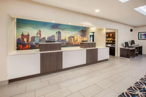 La Quinta Inn & Suites by Wyndham Cincinnati Airpt Florence Public Areas Photos