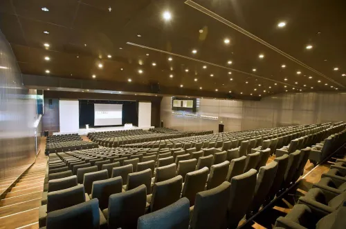 Nirvana Cosmopolitan Hotel - Convention & Sports Center Espaces Affaires Photos