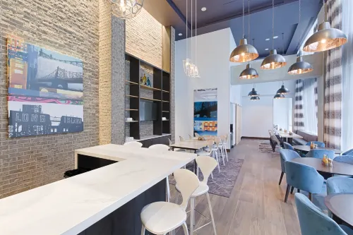 Hyatt Place Long Island/New York City Restauration Photos