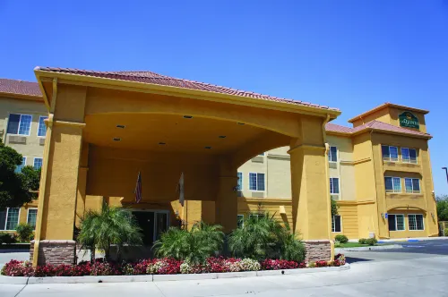 La Quinta Inn & Suites by Wyndham Visalia/Sequoia Gateway Eksterior Photos