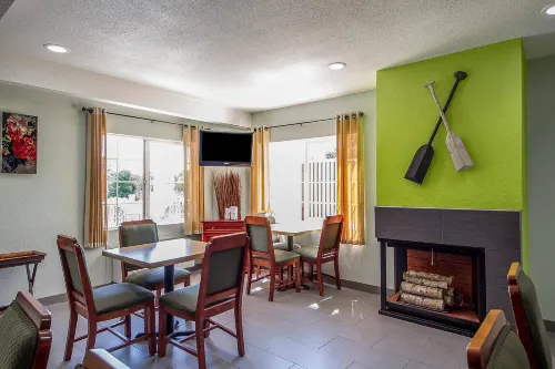 Quality Inn & Suites Capitola by the Sea Restauration Photos