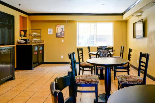 Ramada by Wyndham Ontario Ristorazione Photos