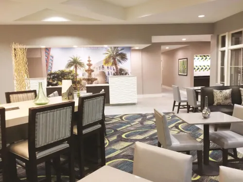 La Quinta Inn & Suites by Wyndham Orlando Lake Mary Restauration Photos