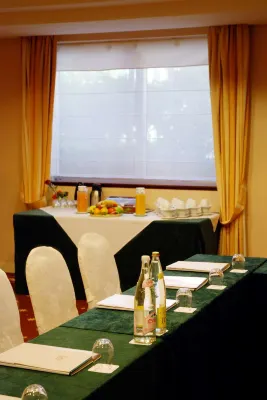 Evergreen Laurel Hotel Business Facilities Photos