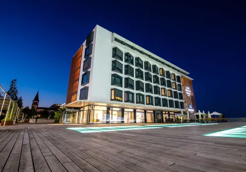 Lake Geneva Hotel Exterior Photos