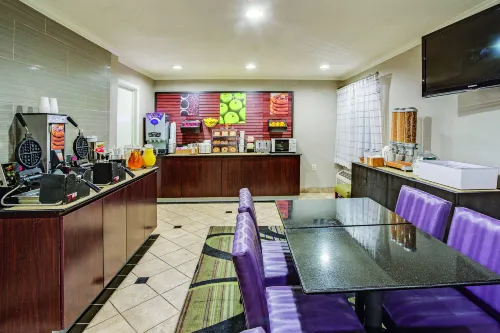 La Quinta Inn & Suites by Wyndham Cleveland - Airport North Dining Photos