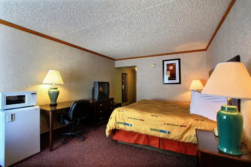 Days Inn & Suites by Wyndham Madison Heights MI Photos