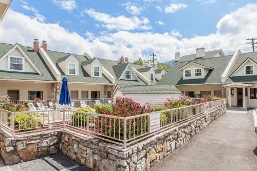 Econo Lodge Inn & Suites Gatlinburg at the Convention Center Featured Photos