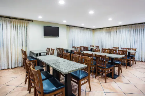 La Quinta Inn & Suites by Wyndham San Francisco Airport West Featured Photos