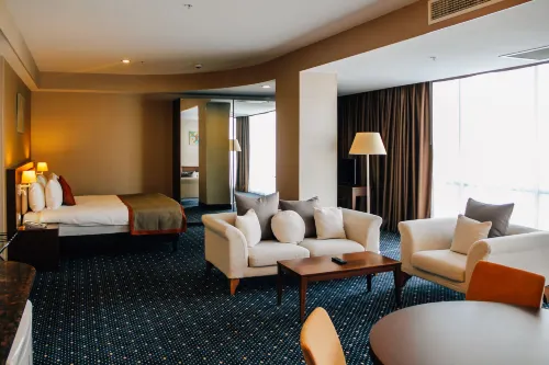Parkside Hotel & Apartments Photos