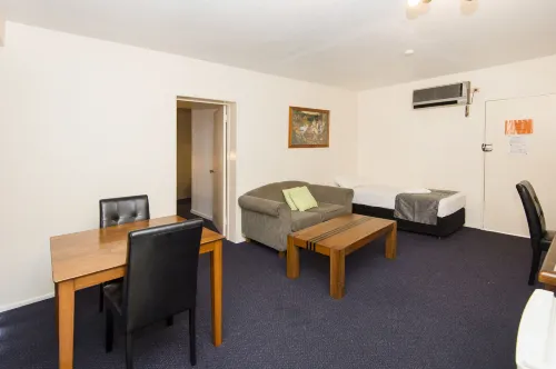 Mid City Motor Inn Photos