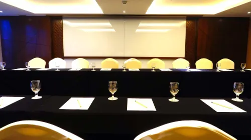 Louis Kienne Hotel Pandanaran Business Photos