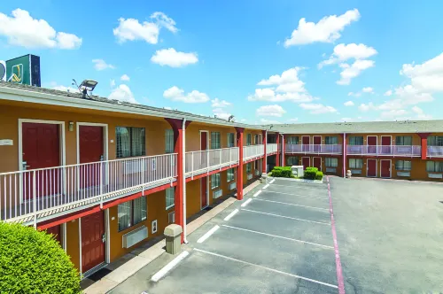 Days Inn & Suites by Wyndham Arlington Near Six Flags À ne pas manquer Photos
