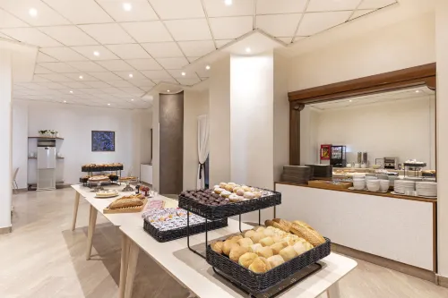 B&B Hotel Como City Center Ristorazione Photos